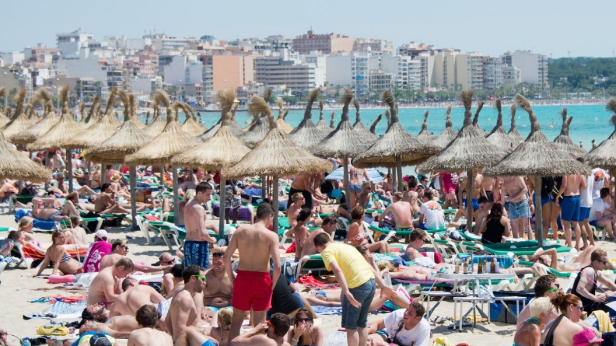 Urlauber tummeln sich am Strand von Arenal auf Mallorca. Droht auch hier demnächst ein Alkohol-Verbot? (Foto)