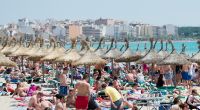 Urlauber tummeln sich am Strand von Arenal auf Mallorca. Droht auch hier demnächst ein Alkohol-Verbot?