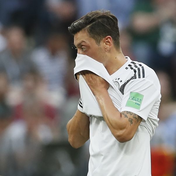 Nach AfD-Kritik: DARUM schweigt der Fußballer bei der Nationalhymne Nach AfD-Kritik: DARUM schweigt der Fußballer bei der Nationalhymne (Foto)