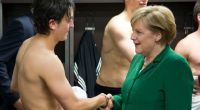 Oben ohne vor dem Staatsoberhaupt: Angela Merkel gratuliert Mesut Özil nach einem Sieg in der Kabine.