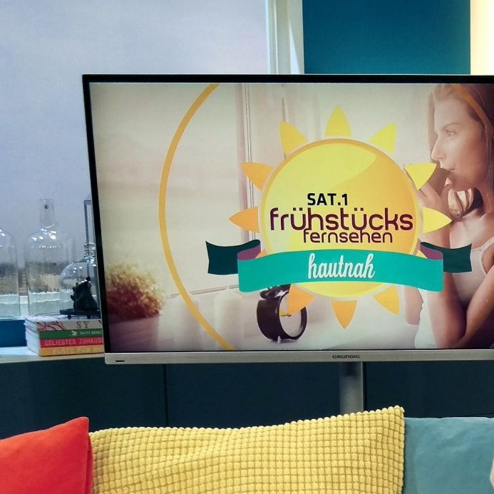 DIESER Frühstücksfernsehen-Moderator startet Knackarsch-Battle mit Superstar!