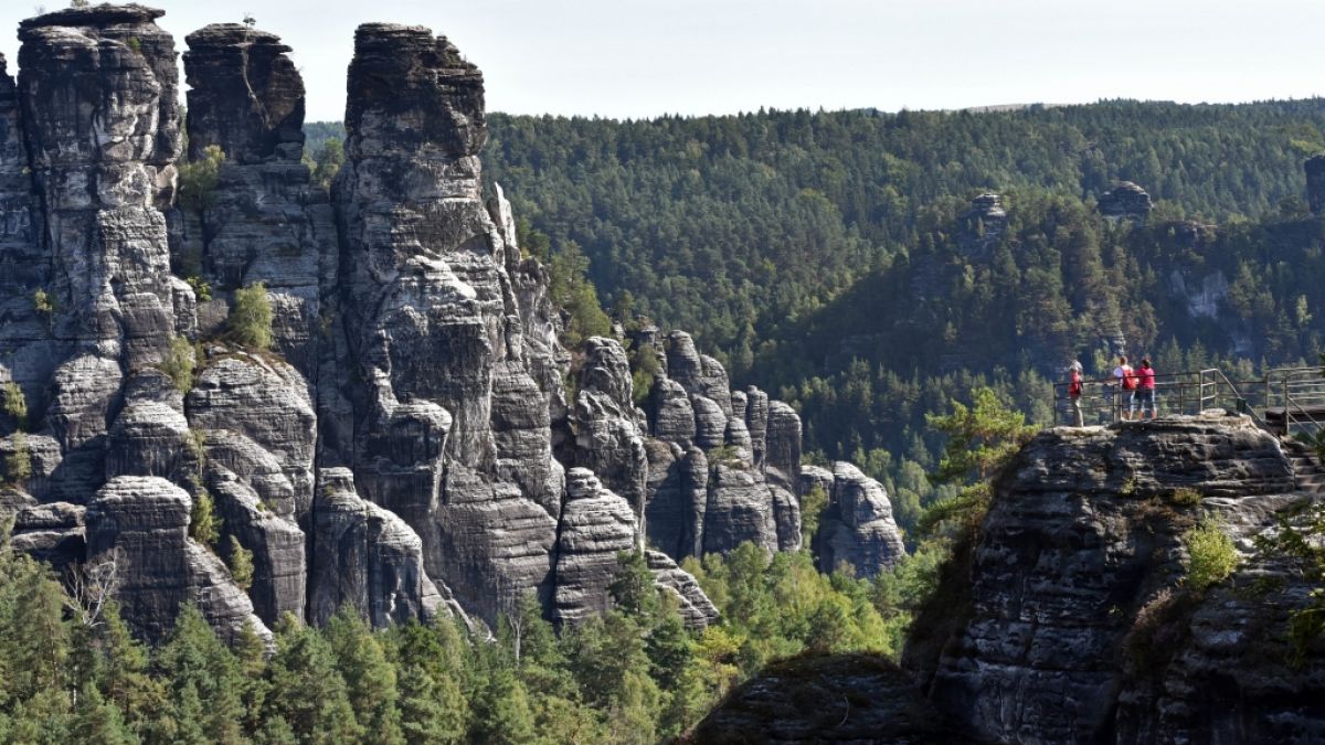 In der Sächsischen Schweiz stürzte ein Bergsteiger 20 Meter in die Tiefe (Symbolbild). (Foto)