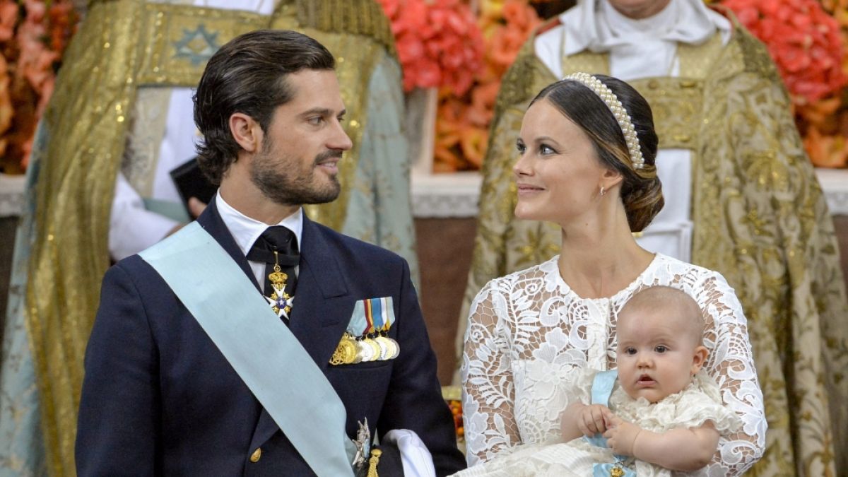 Prinz Carl Philip mit Prinzessin Sofia von Schweden und ihrem ersten gemeinsamen Sohn Prinz Alexander. (Foto)