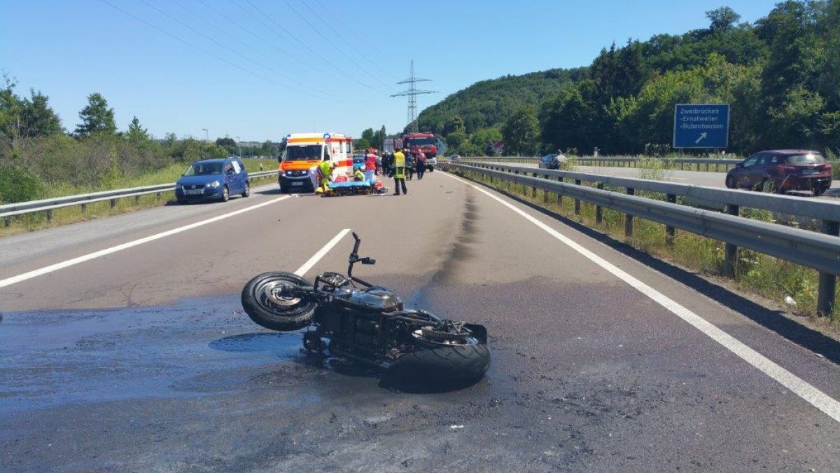Ein 13 Jahre alter Beifahrer eines Motorrads ist auf der Autobahn 8 ums Leben gekommen, weil ein Auto wohl aufgefahren ist. (Foto)