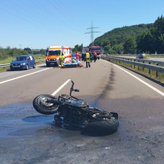 Auto brettert in Motorrad! Junge (13) stirbt auf Autobahn