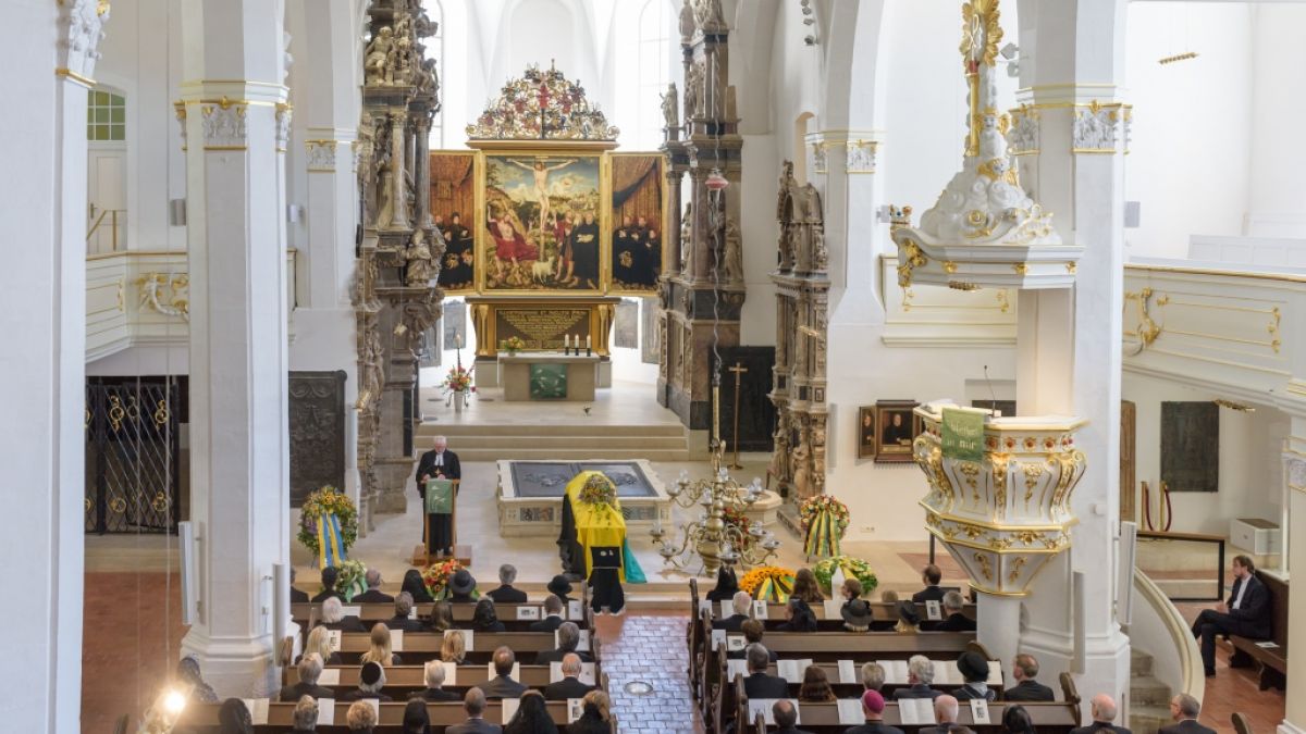 Pfarrer Axel Kramme spricht während der Trauerfeier für Georg-Constantin Prinz von Sachsen-Weimar-Eisenach in der Stadtkirche St. Peter und Paul, auch als Herderkirche bekannt. (Foto)