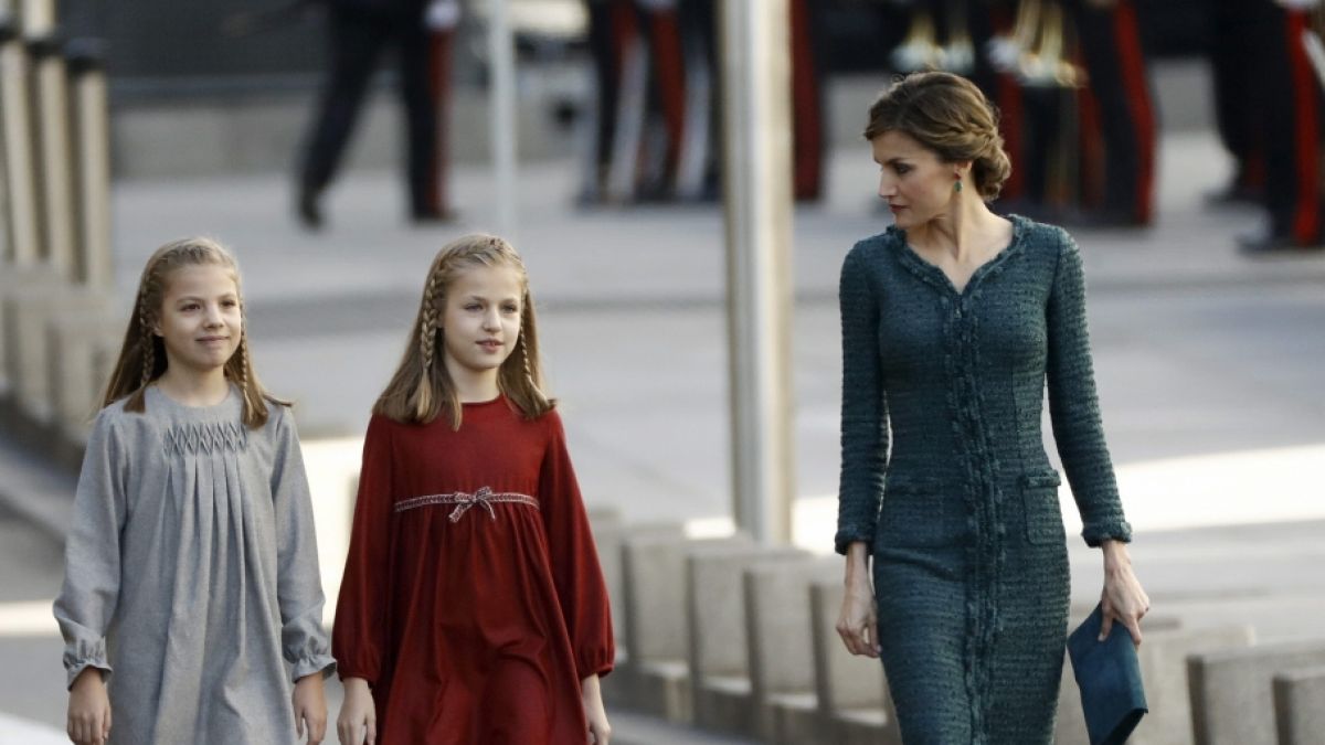 Prinzessin Sofia (links) und Kronprinzessin Leonor (Mitte) gemeinsam mit ihrer Mutter Königin Letizia von Spanien. (Foto)