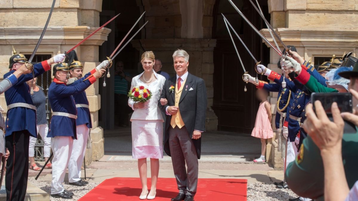 Prinzessin Stephanie von Sachsen-Coburg und Gotha und ihr Mann Jan Stahl kommen nach ihrer Trauung aus Schloss Friedenstein. (Foto)