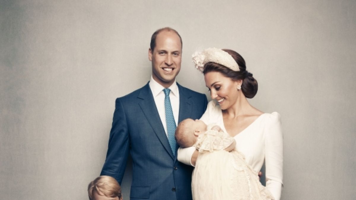 Dieses Foto zeigt die britische Herzogin Kate mit dem britischen Prinz Louis im Arm, den britischen Prinzen William sowie die gemeinsamen Kinder Prinz George und Prinzessin Charlotte nach der Taufe von Prinz Louis. (Foto)