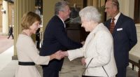 So wird's gemacht: Daniela Schadt, Lebensgefährtin des ehemaligen Bundespräsidenten Joachim Gauck, macht bei der Begrüßung vor Königin Elizabeth II. einen Knicks.