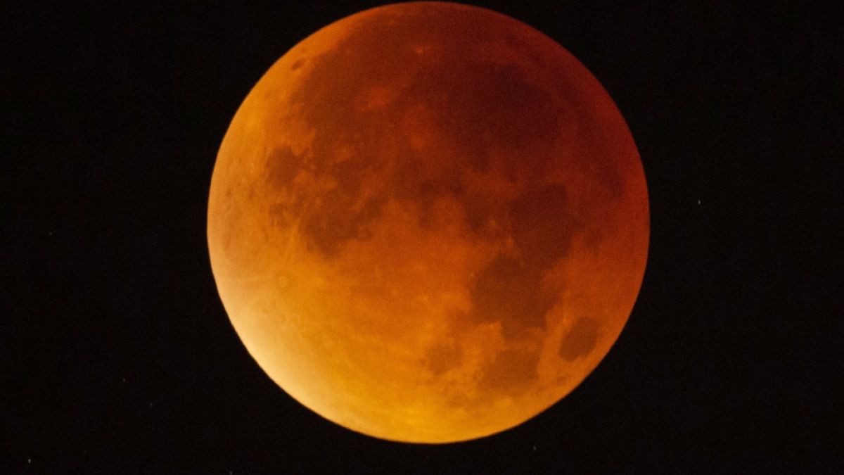 In der Nacht zum Samstag verfärbt sich der Mond Blutrot. (Foto)