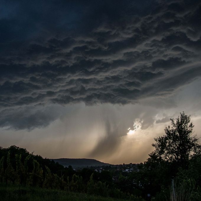 Glut-Hitze am Wochenende! HIER drohen heute massive Unwetter Glut-Hitze am Wochenende! HIER drohen heute massive Unwetter (Foto)