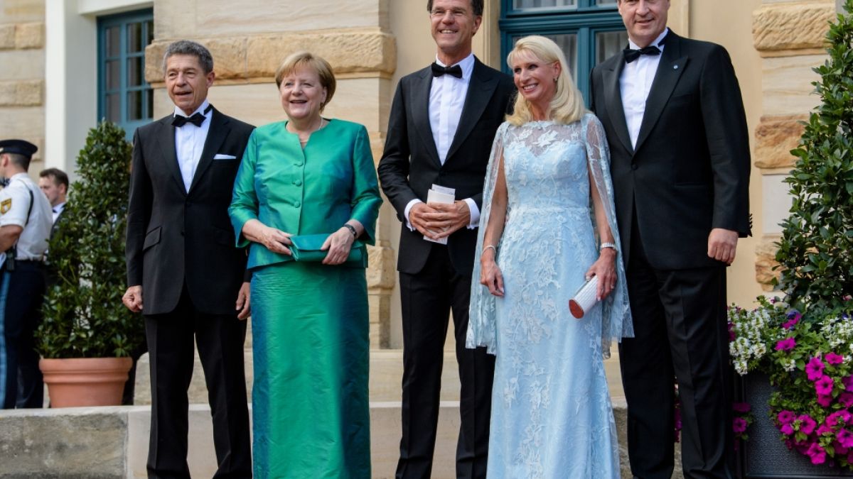 Letzter öffentlicher Auftritt: Bundeskanzlerin Angela Merkel und Ehemann Joachim Sauer (links) bei den Bayreuther Festspielen Ende Juli.  (Foto)