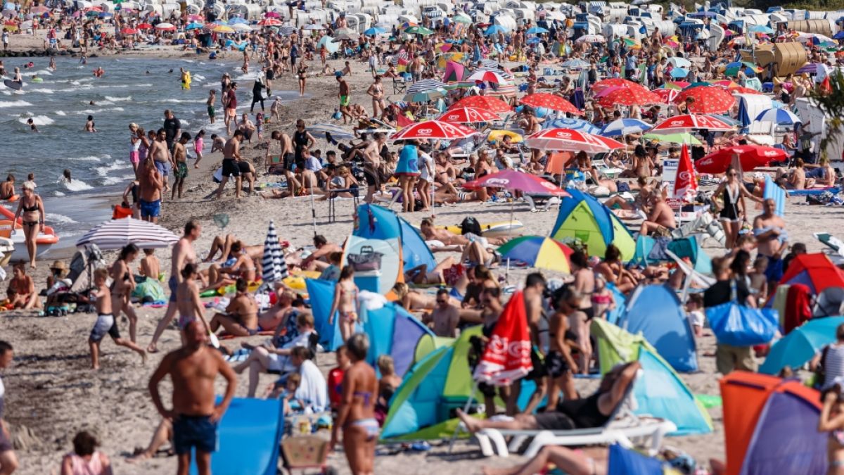 Die Hitze lockt viele Deutsche an die Küste. (Foto)