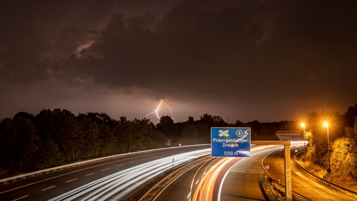 Die zahlreichen Blitze eines fernen Gewitters erhellen die dunklen Wolken über der Autobahn A661 im Nordosten von Frankfurt am Main. (Foto)