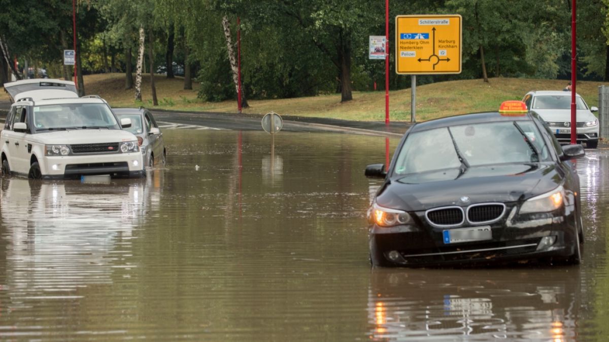 Die Regenmassen hatten in Hessen ganze Straßenzüge überflutetet, Gebäude standen im Keller ebenfalls unter Wasser. (Foto)