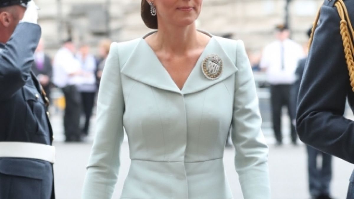 Knapp drei Monate nach der Geburt ihres dritten Kindes Prinz Louis zeigte sich Kate Middleton wieder gertenschlank in der Öffentlichkeit. (Foto)