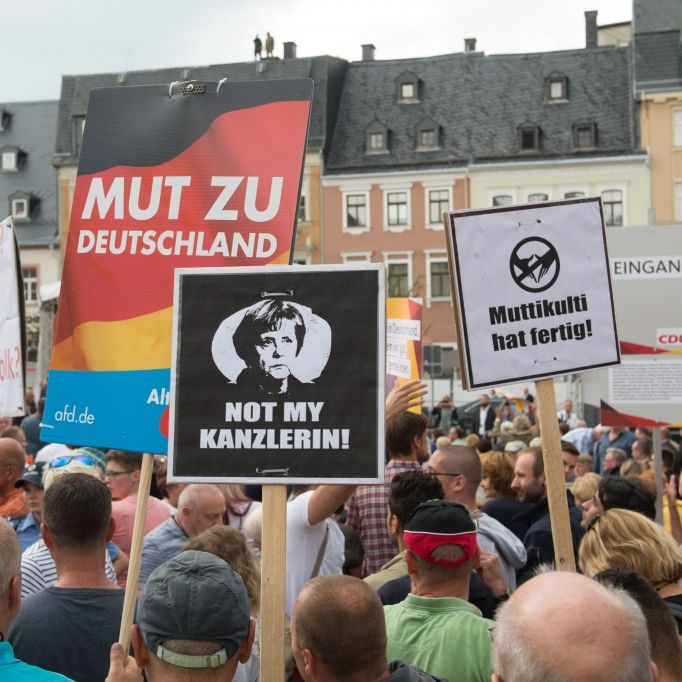 "Volksverräterin!" Zwei Ampullen bei Merkel-Besuch geworfen "Volksverräterin!" Zwei Ampullen bei Merkel-Besuch geworfen (Foto)