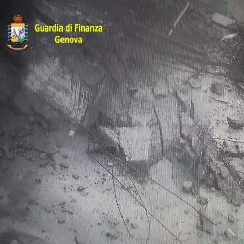 Neues Video aus Genua zeigt die Wucht der einstürzenden Brücke Neues Video aus Genua zeigt die Wucht der einstürzenden Brücke (Foto)