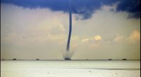 Tornados, die über dem Meer oder Binnengewässern entstehen, werden auch als Wasserhosen bezeichnet. 