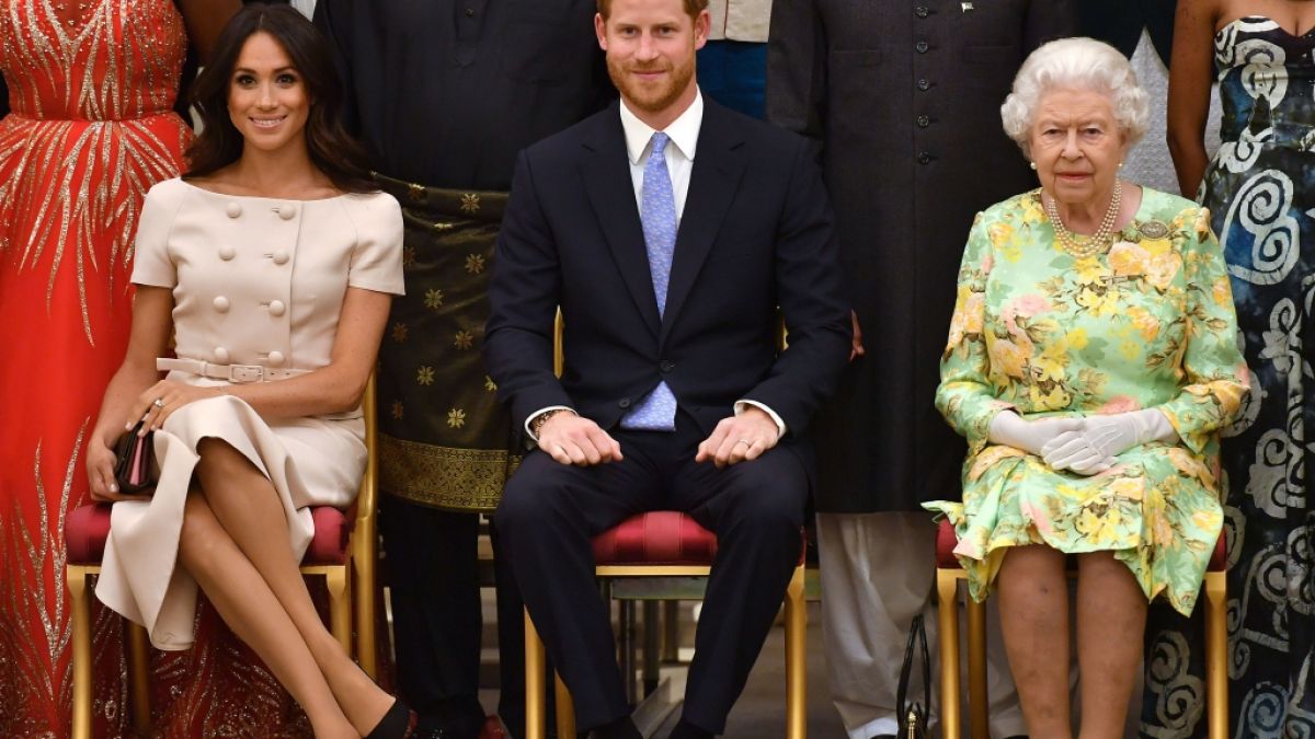 Die britische Königin Elizabeth II. (r-l), der britische Prinz Harry (M) und dessen Frau Meghan Markle. (Foto)