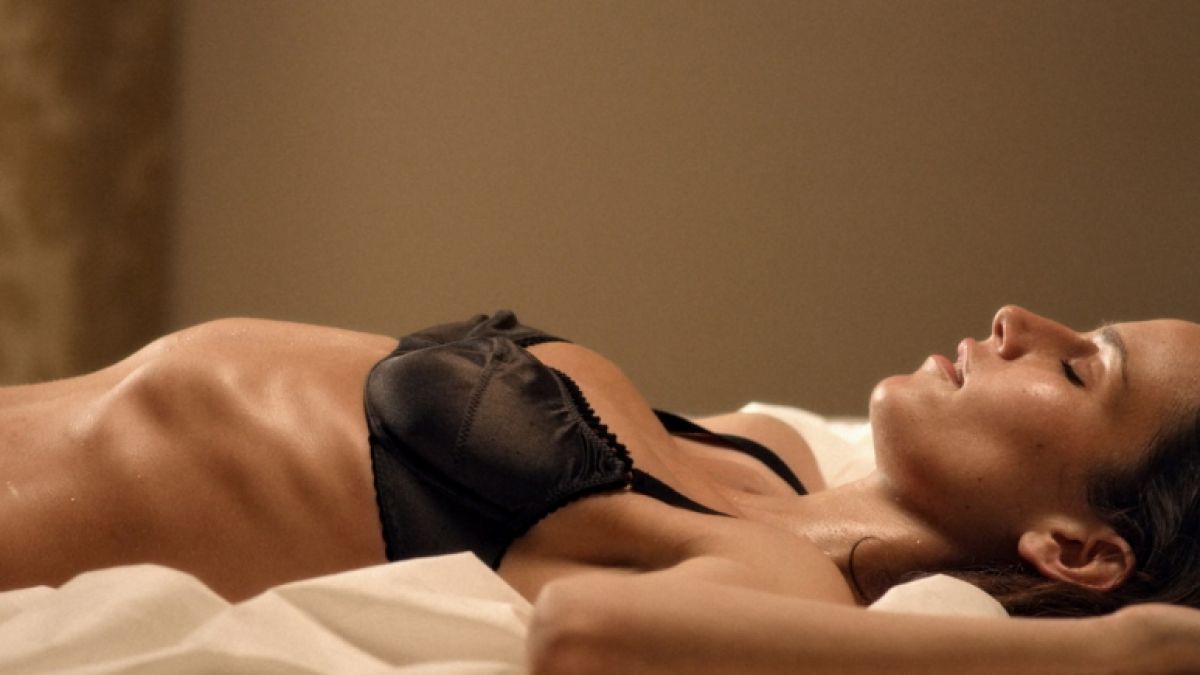 In dem deutschen Kurzfilm "Hotel Desire" lässt sich Saralisa Volm explizit verwöhnen. (Foto)