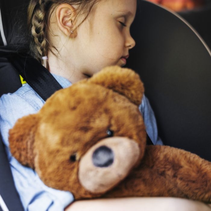 Kind schläft in Autositz und erstickt qualvoll