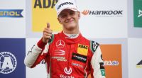 Mick Schumacher jubelt auf dem Podium nach seinem Sieg in Silverstone 2018.