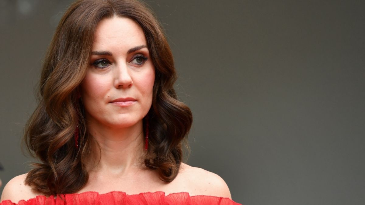 Bei öffentlichen Auftritten versteckt Kate Middleton ihre Narbe an der linken Schläfe hinter einer breiten Haarsträhne. (Foto)