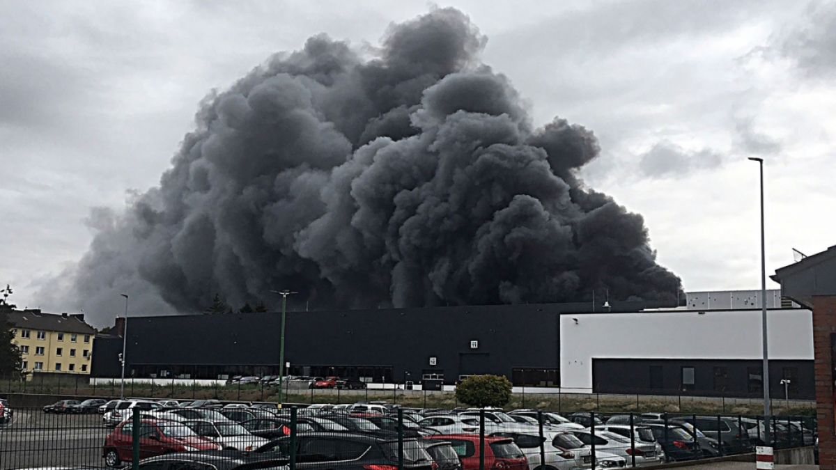 Eine Gewerbehalle in Aachen steht lichterloh in Flammen. (Foto)