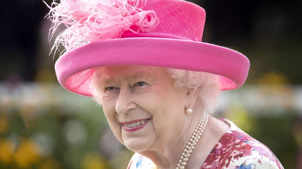 Ob sich Queen Elizabeth II. ähnlich erfreut an ihre Großmutter Mary von Teck erinnert? (Foto)