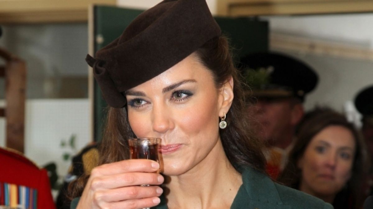Prost! Kate Middleton ist dem Genuss von Alkohol nicht abgeneigt. (Foto)