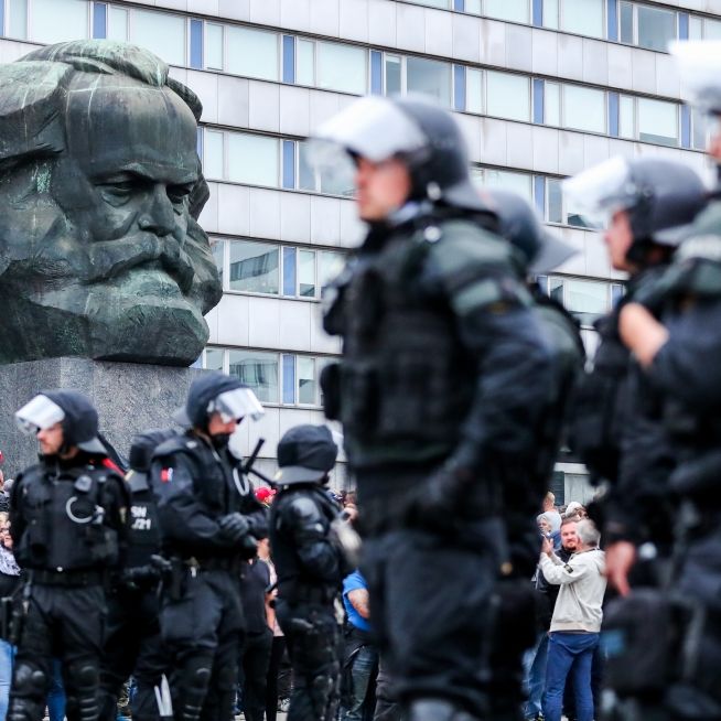 Polizei fahndet nach 3. Verdächtigen - Merkel kommt nach Chemnitz Polizei fahndet nach 3. Verdächtigen - Merkel kommt nach Chemnitz (Foto)