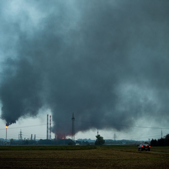 Nach Explosion in Raffinerie zahlreiche Schäden in der Umgebung Nach Explosion in Raffinerie zahlreiche Schäden in der Umgebung (Foto)