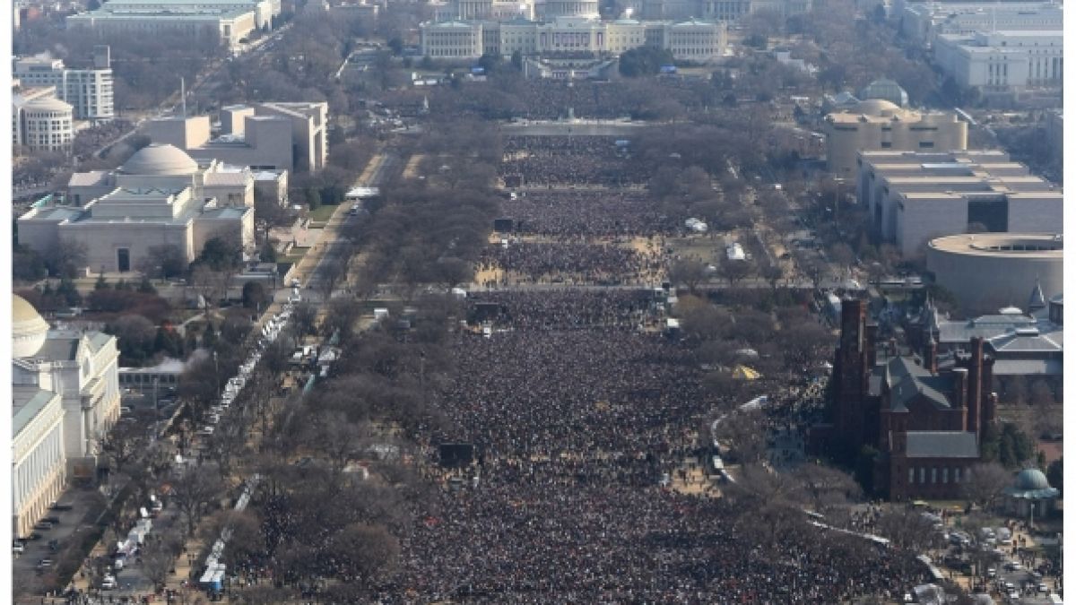Die Menge an der Nationalpromenade während der Amtseinführungen des ehemaligen US-Präsidenten Barack Obama (oben) 2009 und Donald Trump (unten) 2017 (zum Vergrößern auf Lupe klicken). (Foto)