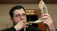 Das Blasen des Schofar gehört traditionell zum jüdischen Neujahrsfest Rosch Haschana. 