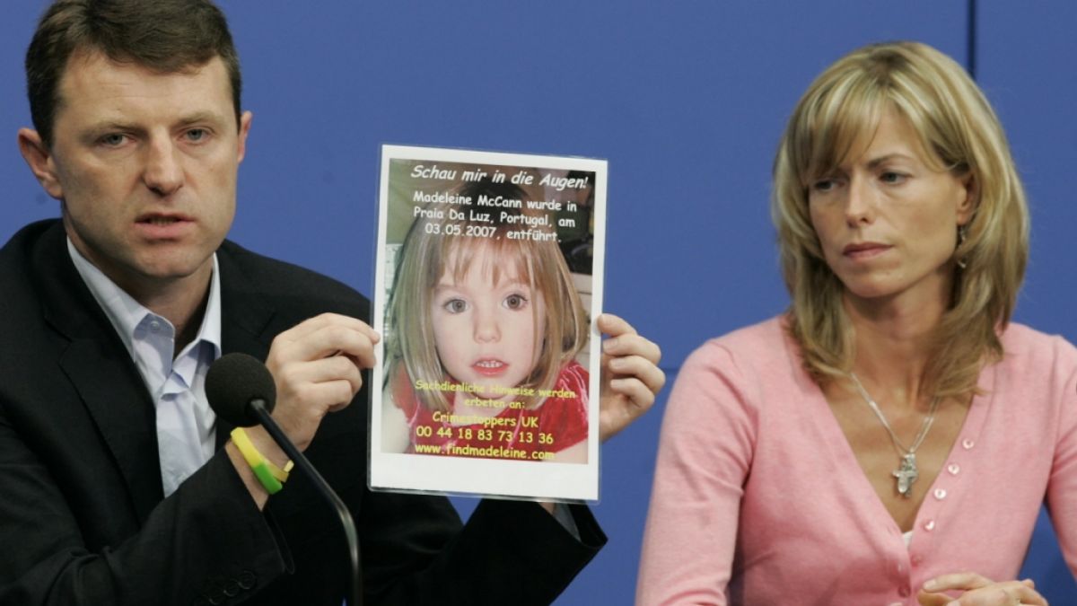 Kate und Gerry McCann zeigen am 06.06.2007 in Berlin während einer Pressekonferenz in Berlin ein Bild ihrer verschwundenen Tochter Madeleine (Maddie). (Foto)