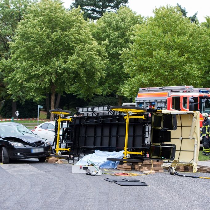 Kutsche kracht auf Friedhof mit Auto zusammen - eine Tote! Kutsche kracht auf Friedhof mit Auto zusammen - eine Tote! (Foto)
