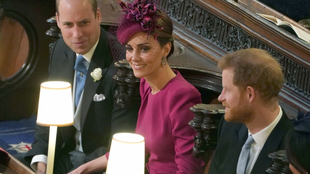 Prinz William (l-r) und seine Frau Herzogin Kate sitzen während der Trauung neben Prinz Harry. (Foto)