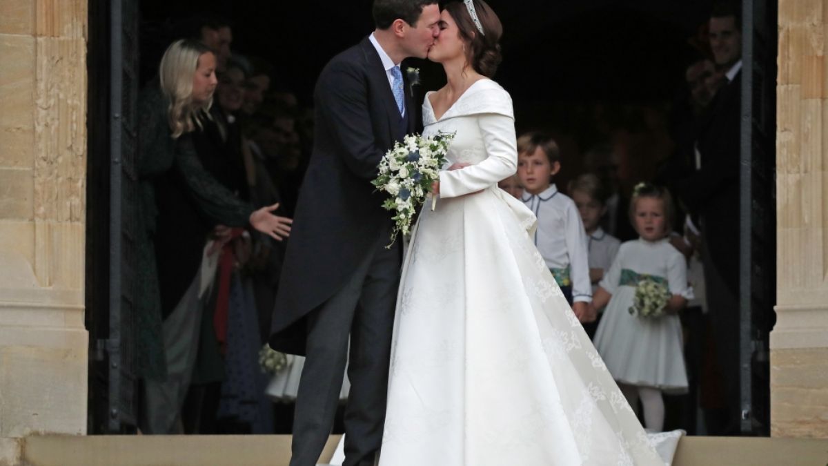 Der erste Kuss als Mann und Frau: Jack Brooksbank und seine Frau Prinzessin Eugenie. (Foto)