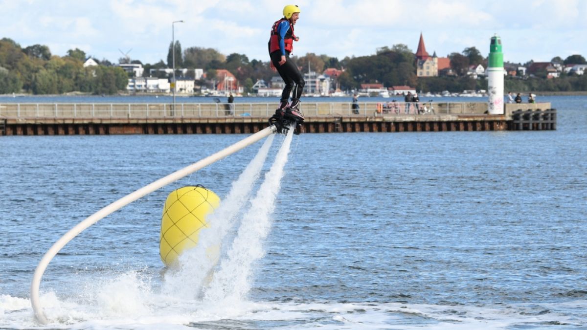 Florian Weiss springt mit dem Flyboard über das Wasser. (Foto)