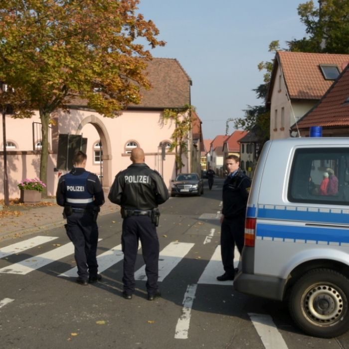 2 Tote bei Polizeieinsatz! Mann greift im Drogenrausch Polizisten mit Schere an 2 Tote bei Polizeieinsatz! Mann greift im Drogenrausch Polizisten mit Schere an (Foto)