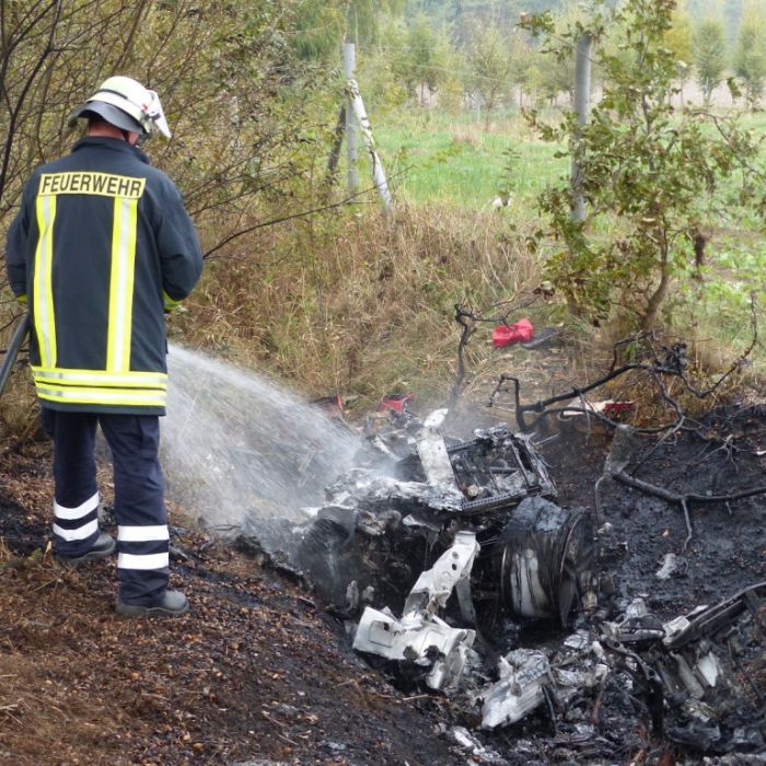 Horror-Crash! 2 Tote nach Reifenplatzer bei Tempo 220 Horror-Crash! 2 Tote nach Reifenplatzer bei Tempo 220 (Foto)