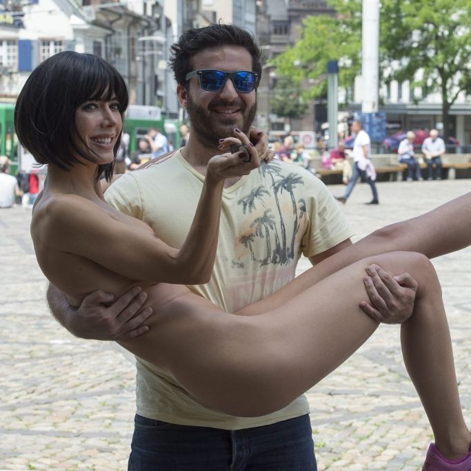 HIER spreizt Nacktkünstlerin Milo ihre Beine
