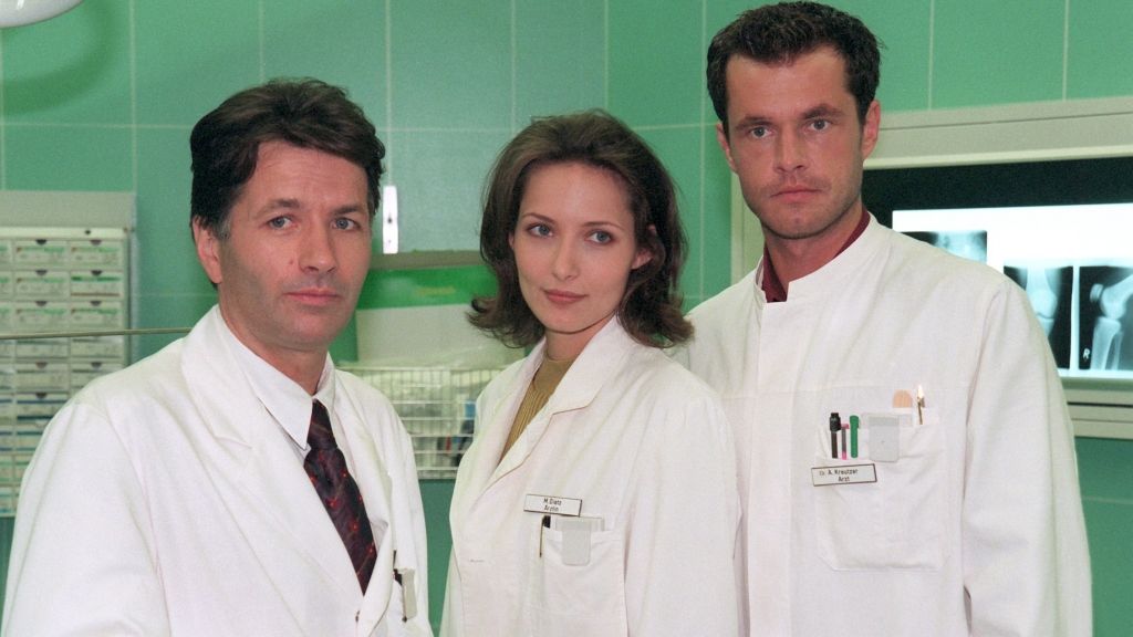 So fing alles an: Die "In aller Freundschaft"-Stars Thomas Rühmann (als Dr. Roland Heilmann), Ina Rudolph (als Maia Dietz) und Joachim Kretzer (als Dr. Joachim Kreutzer (Joachim Kretzer) 1998 am Set der Serie. (Foto)