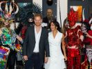 Inmitten der zu Halloween kostümierten Gestalten sehen Prinz Harry und seine schwangere Ehefrau Meghan Markle beinahe farblos aus. (Foto)
