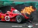 Michael Schumachers Wagen geht nach einem Unfall beim Training zum Großen Preis von Brasilien im Jahr 2004 in Flammen auf. (Foto)