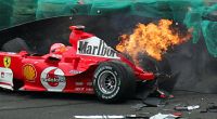 Michael Schumachers Wagen geht nach einem Unfall beim Training zum Großen Preis von Brasilien im Jahr 2004 in Flammen auf.