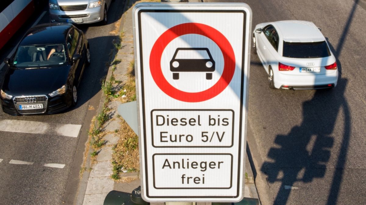 Ein Fahrverbotsschild für Fahrzeuge mit Diesel-Motor bis Euro-5 steht an der Max-Brauer-Allee. (Foto)