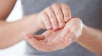 Handcremes sollen die Haut pflegen und schnell einziehen, damit man die Hände rasch wieder einsetzen kann - zum Beispiel bei der Arbeit oder beim Kochen.